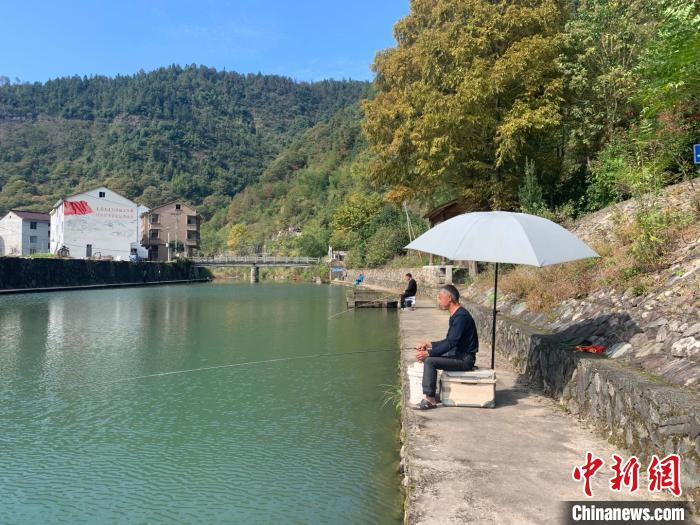 吴村河道，几位垂钓者正在钓鱼。　张斌 摄