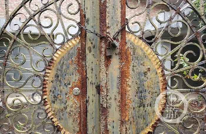 　10月26日，长沙同升湖山庄别墅区，一栋别墅艺术大门紧闭，锈迹斑斑。/记者 肖鹏