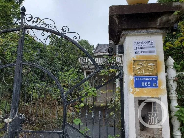 10月26日，长沙同升湖山庄一栋临湖别墅门外贴有“此房诚心出售”的广告。/记者 肖鹏