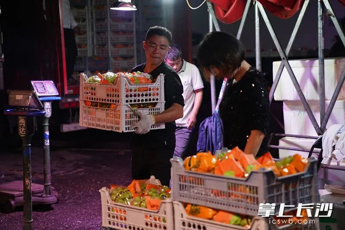 红星水果市场搬运小哥。长沙晚报全媒体记者 柳静芸摄