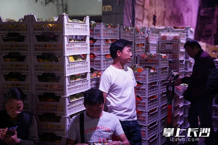 等待客户的批发档口小哥。长沙晚报全媒体记者柳静芸摄