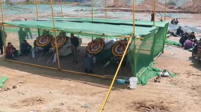 ▲儿童被掩埋现场，亲属设置的祭奠花圈。红星新闻记者王剑强&nbsp;摄