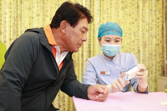 朱时茂准备接种带状疱疹疫苗。曹子豪摄