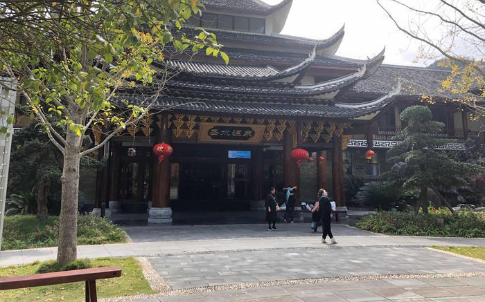 10月25日，泡完温泉的游客在温泉景区内游览拍照。新京报记者 韩沁珂 摄