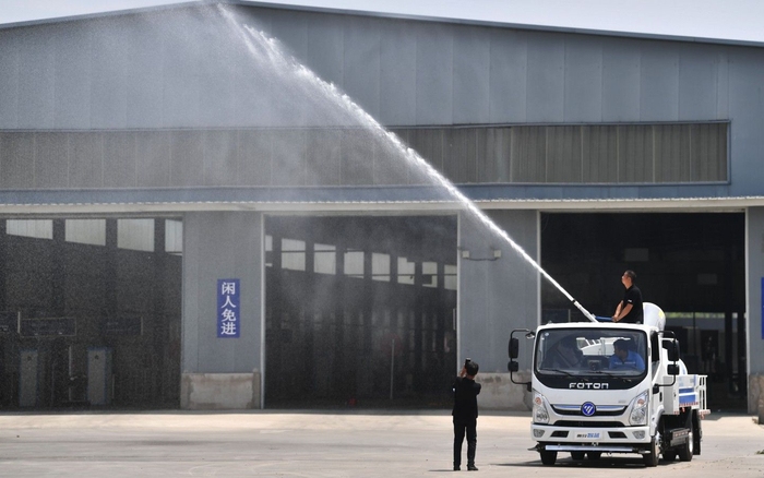 今年6月8日，房山窦店镇，工作人员展示抑尘车的消防水炮，这辆车同时具备消防、应急用水、洒水、清洗、抑尘五大功能。摄影/新京报记者 李木易