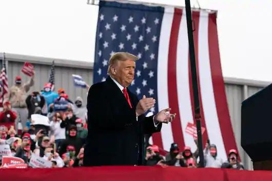 ▲当地时间26日，特朗普在宾夕法尼亚州艾伦镇的竞选集会上发表讲话。图据美联社