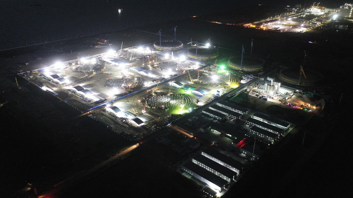 正在建设的天津南港液化天然气应急储备项目。北京市发改委供图