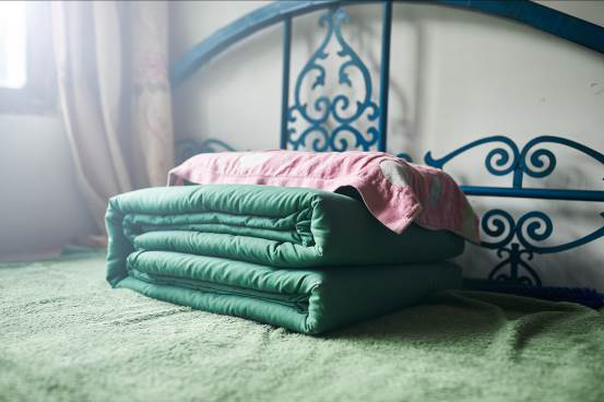 ▲任胜军老家房间的被子依然叠得整整齐齐