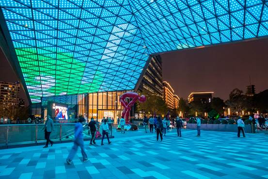 昨晚7点，西溪路上的蚂蚁集团Z空间，下班和加班的员工们你来我往摄影 陈中秋