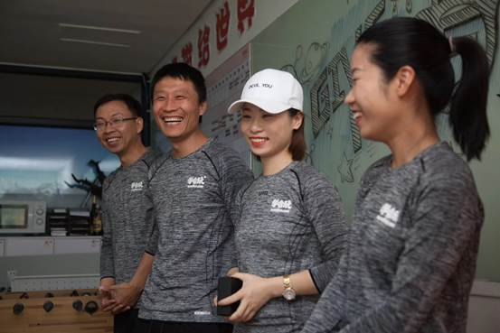 学会玩联合创始人丫丫（右二）