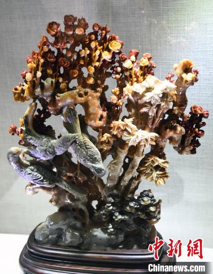 中国工艺美术大师冯久和的参展寿山石雕精品《美意延年》中的梅花、竹与山石、喜鹊等互相呼应，虚实相间。　记者刘可耕 摄