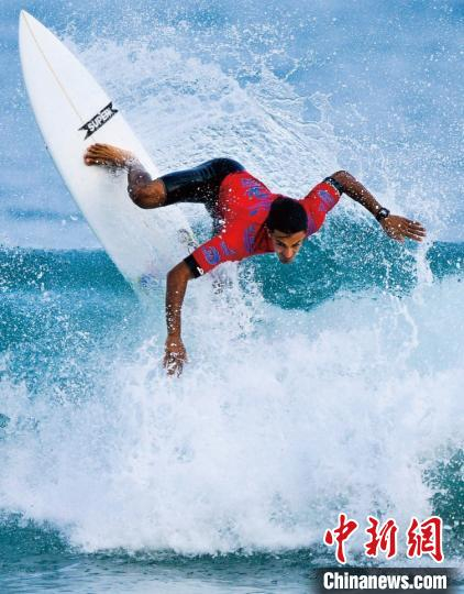 冲浪者在浪尖上“起舞”。资料图 骆云飞 摄