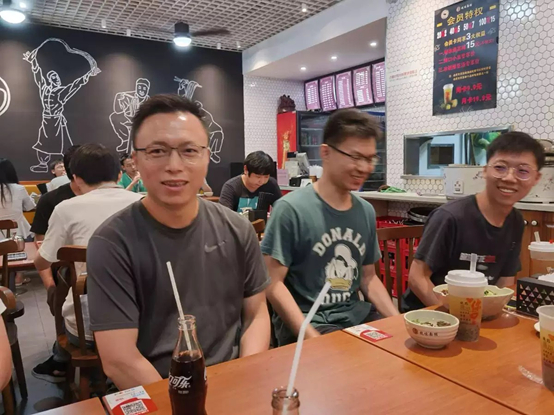 董事长井贤栋（左一）正在等牛三宝上桌