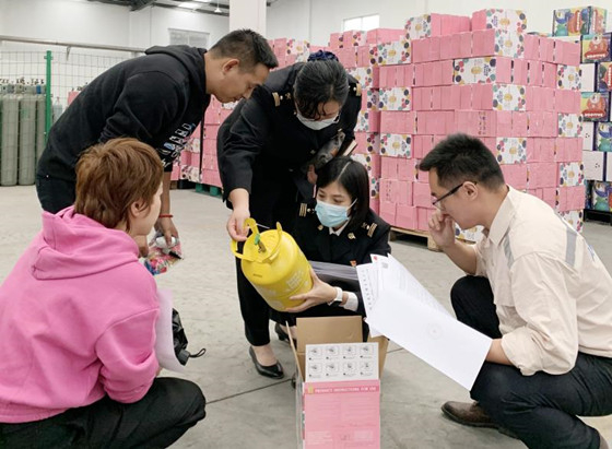 图说：上海吴淞海关对区内首次出口惰性气体企业进行专业指导。上海海关供图