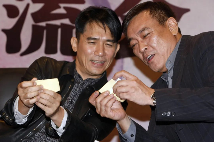 ▲电影《大魔术师》宣传活动现场，主演梁朝伟和尔冬升互动。图/视觉中国