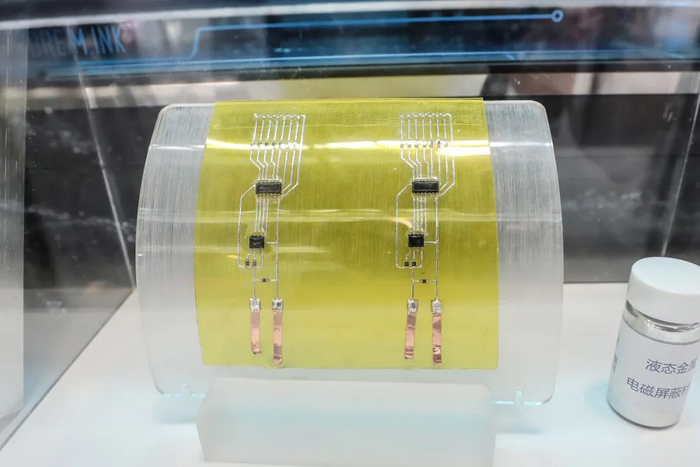 由液态金属构成的电路。图源：视觉中国