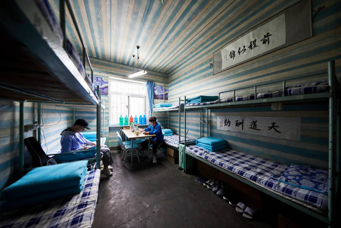 ▲兰州石化职业技术学院对学生实行半军事化管理