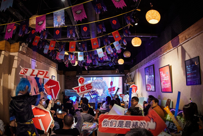 粉丝一起观赛。