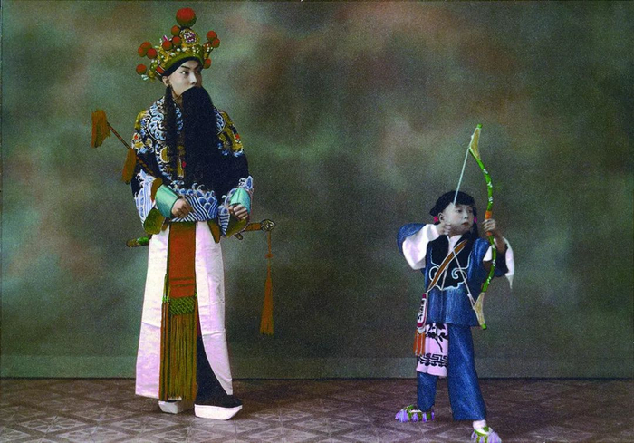 谭元寿（右）幼年登台，与父亲谭富英（左）合演《汾河湾》。图/北京京剧院