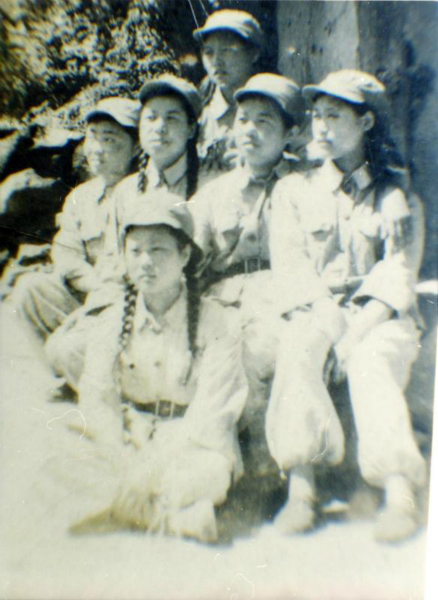 图说：王慧瑛（右一）和其他女兵在朝鲜战场合影。