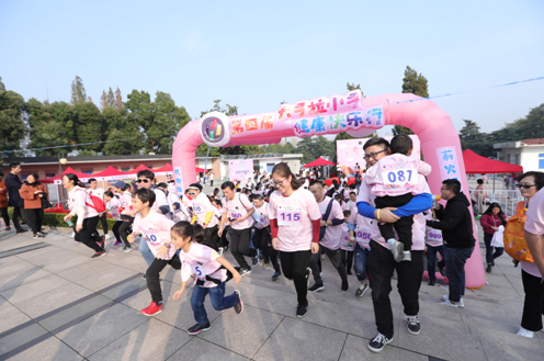 往届登山活动现场图