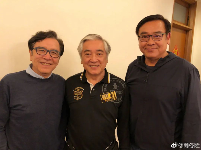 ▲尔冬升与两个哥哥姜大卫（左）、秦沛（中）都是香港电影“黄金时代”的见证者。
