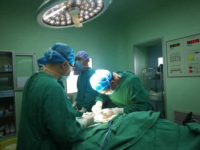 云南曲靖，液态金属首次被用于骨科临床手术。蒋琼波 摄