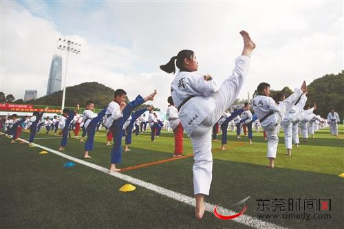 ■8月8日，东莞市第三届市民运动会暨2020东莞时尚运动节开赛。图为跆拳道展演（记者 郑家雄 摄）