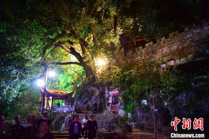 图为10月27日晚，市民和游客在福建省长汀县汀州古城游玩。　张斌 摄