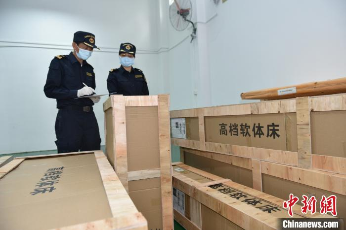 佛山海关驻禅城办事处关员对跨境电商“大件商品”进行监管 陈涛 摄