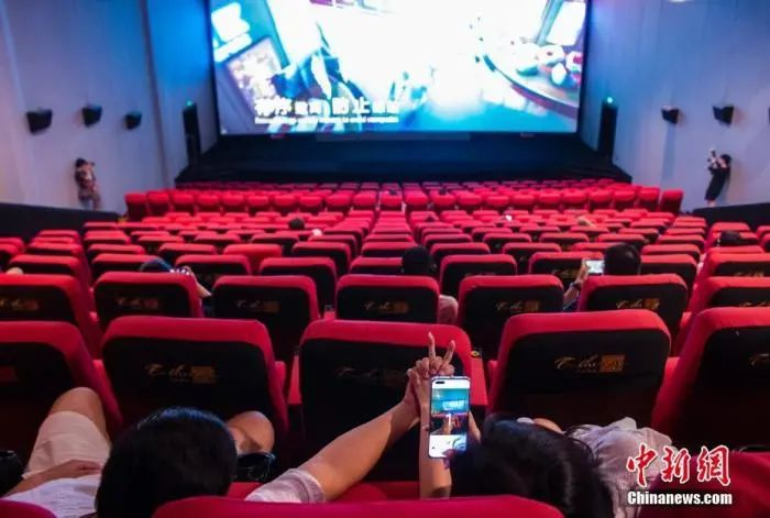 资料图：观众在观影前用手机拍照留念。中新社记者 侯宇 图
