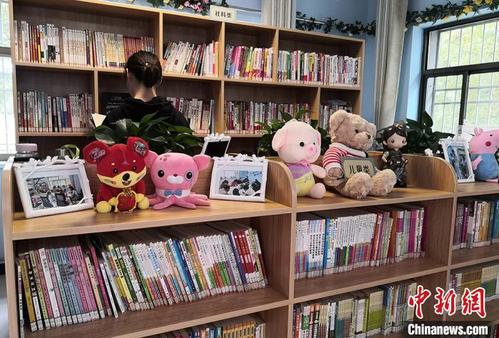 图为白银区市民在社区书屋阅读。　刘玉桃 摄