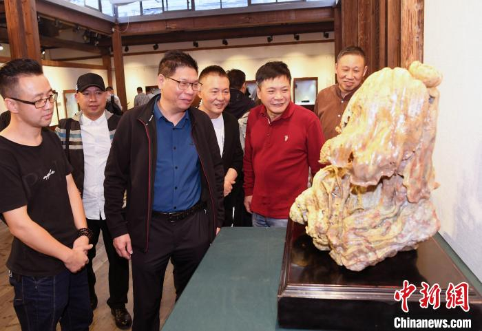 中国工艺美术大师陈礼忠的参展寿山石雕精品《秋荷听雨》吸引观众观展。　记者刘可耕 摄