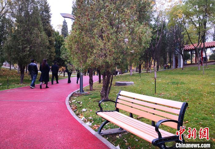 图为白银区将社区打造与公园建设有机融合，打造生态园林化小区。　刘玉桃 摄