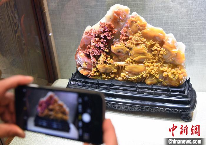 参展寿山石雕精品《富贵山居图》吸引观众。　记者刘可耕 摄