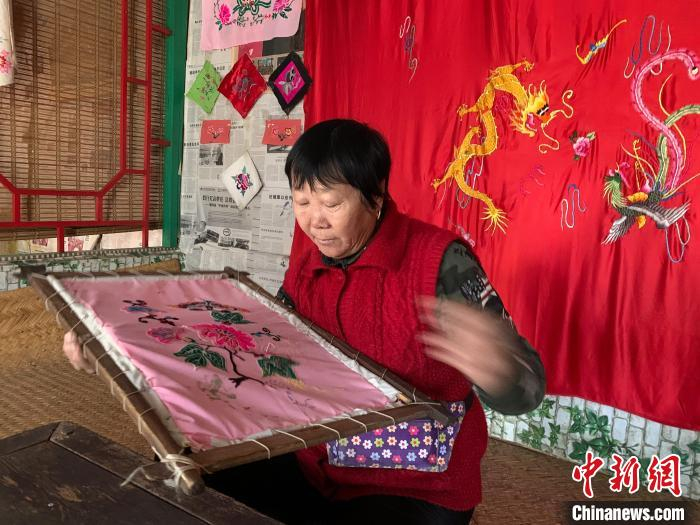 图为李凤兰正在奈曼民俗展览馆中袖枕套。　奥蓝 摄