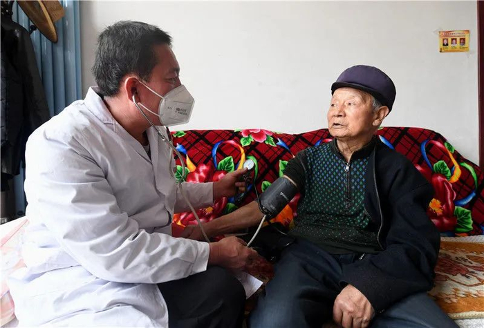 河北阜平县龙泉关镇顾家台村村医为村民测量血压（4月15日摄）。新华社记者 王晓 摄