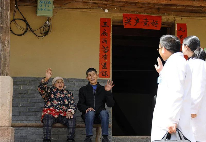重庆石柱土家族自治县中益乡华溪村村民谭登周（左二）老两口和上门巡诊的中益乡卫生院医护人员告别（2019年4月16日摄）。新华社记者 刘潺 摄