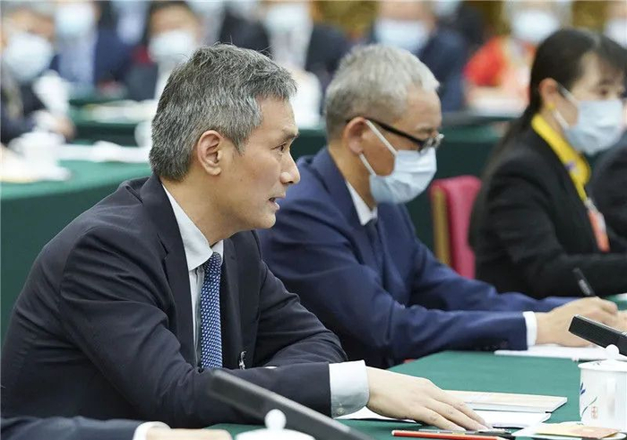 在2020年全国两会上，十堰市太和医院党委书记、院长罗杰（左一）参加湖北代表团的审议并发言（5月24日摄）。新华社记者 黄敬文 摄