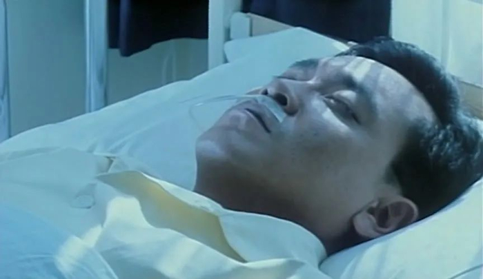 ▲在电影《情人的眼泪》中，尔冬升饰演的角色大部分时间是躺在床上的植物人。