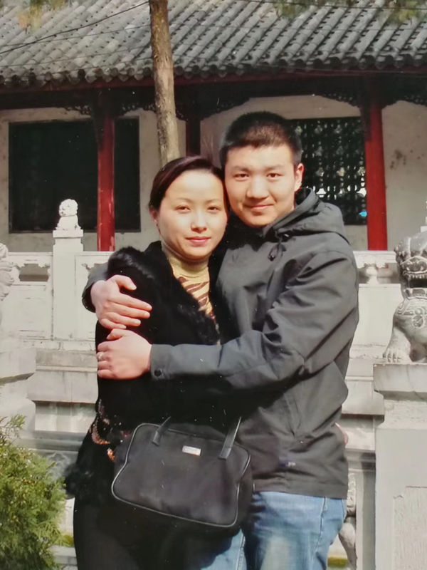 杜进和黄冲在上海豫园九曲桥上的合照。受访者 供图