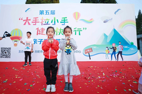 往届登山活动现场图