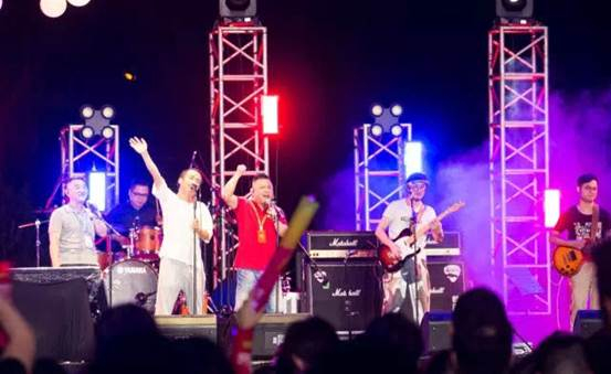 音乐节上，由蚂蚁员工组成的乐队“万塘路18号”在表演