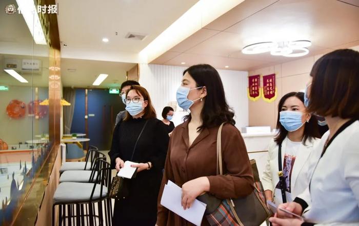 得宝月子中心，专家媒体团队进行考察。信息时报记者 徐敏 摄