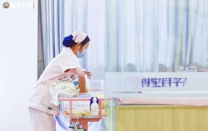 得宝月子中心，护理师对婴儿进行护理。信息时报记者 徐敏 摄