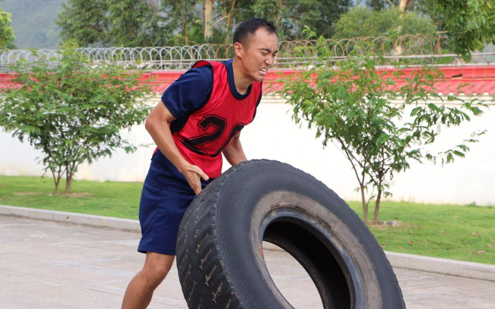 在一次比武竞赛中，赵东方咬紧牙关搬运轮胎。受访者供图