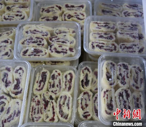 图为蓝莓夹心奶皮卷。　胜利 摄