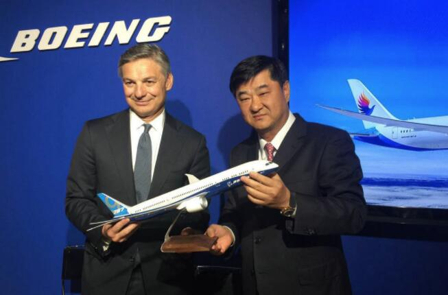 东海航空及大湾区航空董事长黄楚标（右）