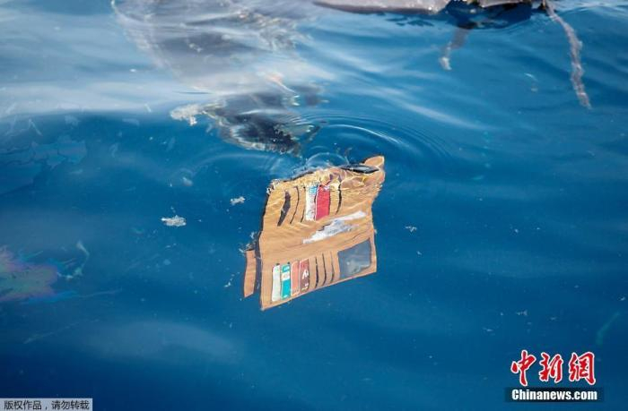 资料图：印尼狮航空难坠海水域，遇难者遗物漂浮在海面上。