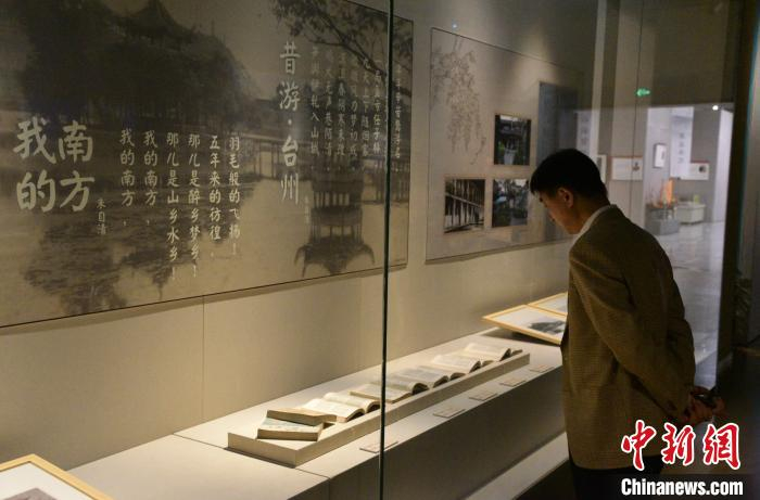  民众观展了解朱自清与台州 范宇斌 摄